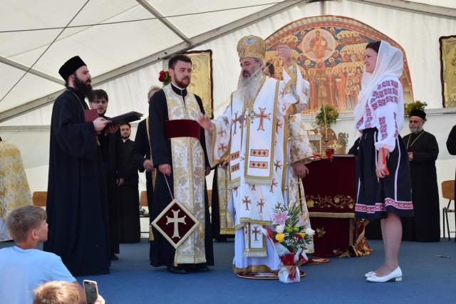 Biserica „Duminica Tuturor Sfinților” din satul Stânca, sfințită de IPS Mitropolit Teofan (GALERIE FOTO)