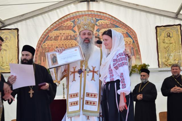 Biserica „Duminica Tuturor Sfinților” din satul Stânca, sfințită de IPS Mitropolit Teofan (GALERIE FOTO)