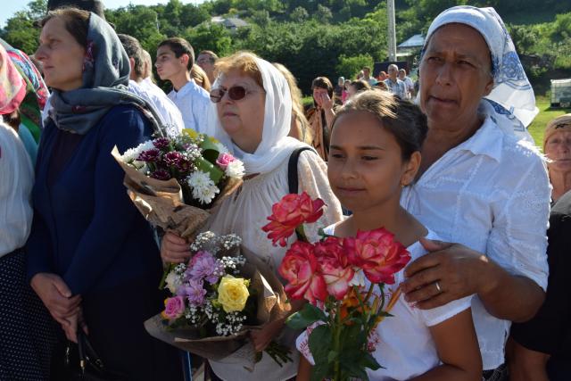 Biserica „Duminica Tuturor Sfinților” din satul Stânca, sfințită de IPS Mitropolit Teofan (GALERIE FOTO)