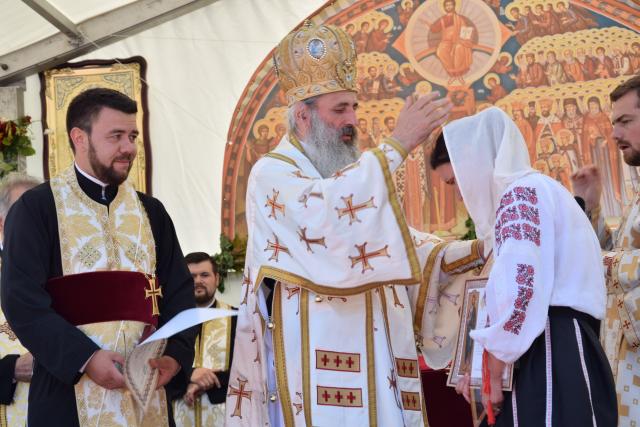 Biserica „Duminica Tuturor Sfinților” din satul Stânca, sfințită de IPS Mitropolit Teofan (GALERIE FOTO)