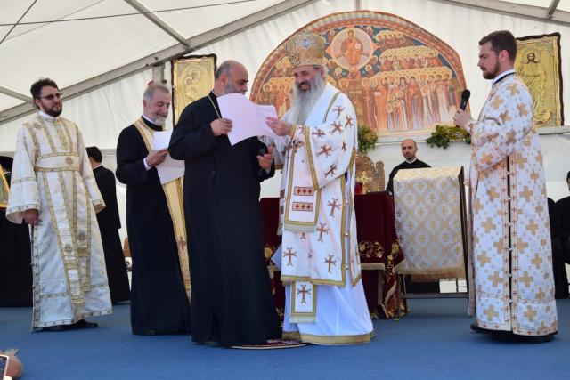 Biserica „Duminica Tuturor Sfinților” din satul Stânca, sfințită de IPS Mitropolit Teofan (GALERIE FOTO)