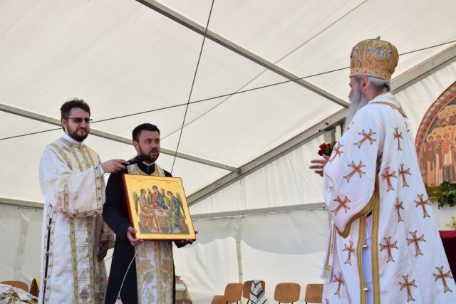 Biserica „Duminica Tuturor Sfinților” din satul Stânca, sfințită de IPS Mitropolit Teofan (GALERIE FOTO)