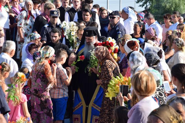 Biserica „Duminica Tuturor Sfinților” din satul Stânca, sfințită de IPS Mitropolit Teofan (GALERIE FOTO)