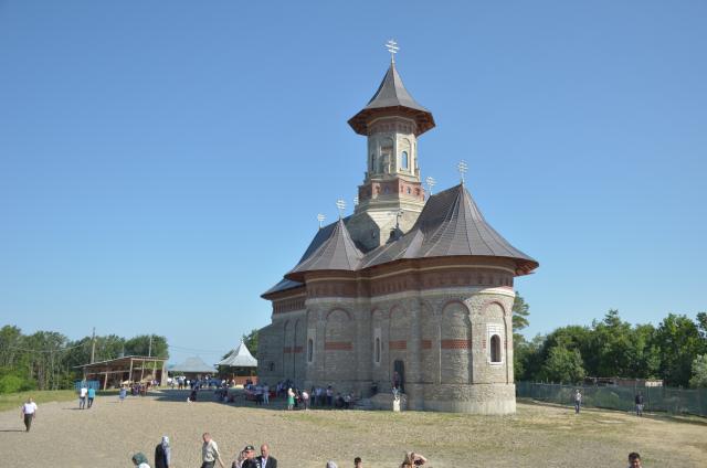 Pictura bisericii de la Mănăstirea Sângeap-Basaraba a fost sfinţită