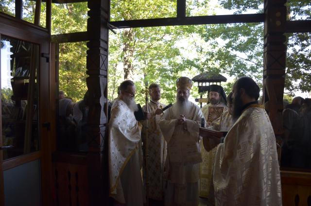 Pictura bisericii de la Mănăstirea Sângeap-Basaraba a fost sfinţită