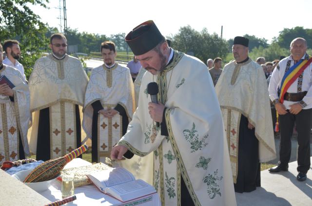 Troiţă ridicată în memoria eroilor la Scobinţi, sfințită de IPS Mitropolit Teofan