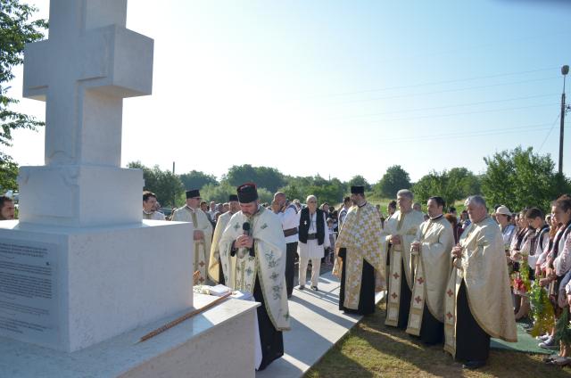 Troiţă ridicată în memoria eroilor la Scobinţi, sfințită de IPS Mitropolit Teofan