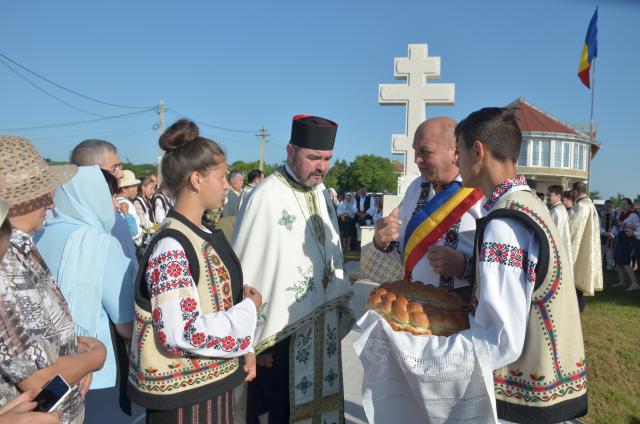 Troiţă ridicată în memoria eroilor la Scobinţi, sfințită de IPS Mitropolit Teofan