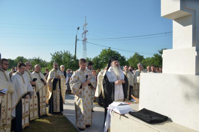 Troiţă ridicată în memoria eroilor la Scobinţi, sfințită de IPS Mitropolit Teofan