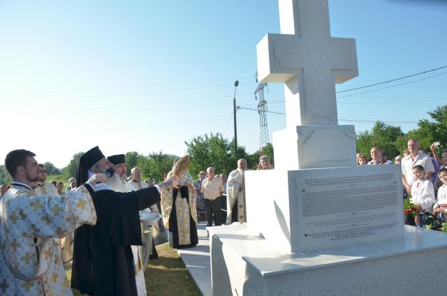Troiţă ridicată în memoria eroilor la Scobinţi, sfințită de IPS Mitropolit Teofan