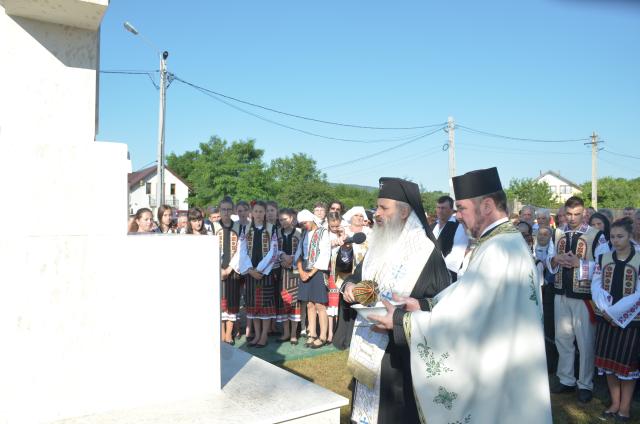 Troiţă ridicată în memoria eroilor la Scobinţi, sfințită de IPS Mitropolit Teofan