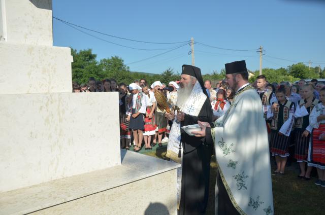 Troiţă ridicată în memoria eroilor la Scobinţi, sfințită de IPS Mitropolit Teofan