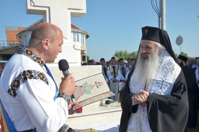 Troiţă ridicată în memoria eroilor la Scobinţi, sfințită de IPS Mitropolit Teofan