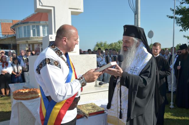 Troiţă ridicată în memoria eroilor la Scobinţi, sfințită de IPS Mitropolit Teofan