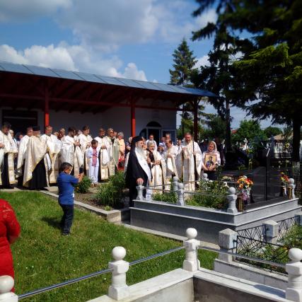 Sfinţire de casă praznicală la Biserica „Sfinţii Voievozi Mihail şi Gavriil” - Dersca 1