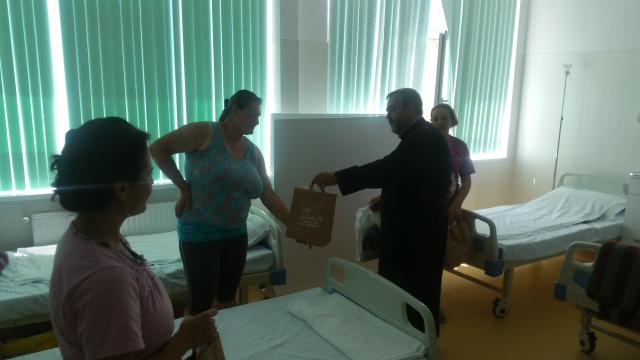 Protoieria Fălticeni a oferit daruri mamelor internate la Maternitatea din municipiu