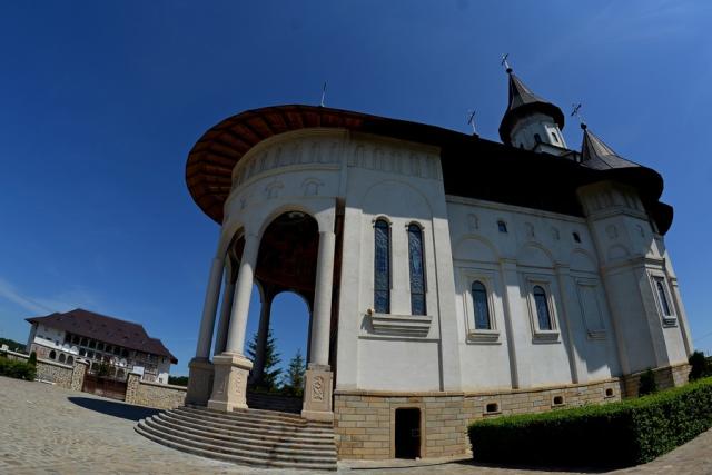 Moaştele Sfântului Alexandru Romanul, în procesiune la Mănăstirea Hadâmbu
