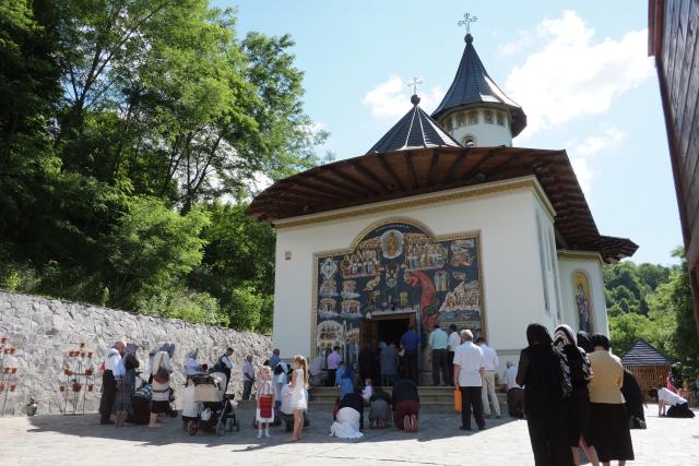 Tabăra de vară a tinerelor familii româneşti din țarile scandinave, lângă Mănăstirea Cormaia-Sângeoez Băi
