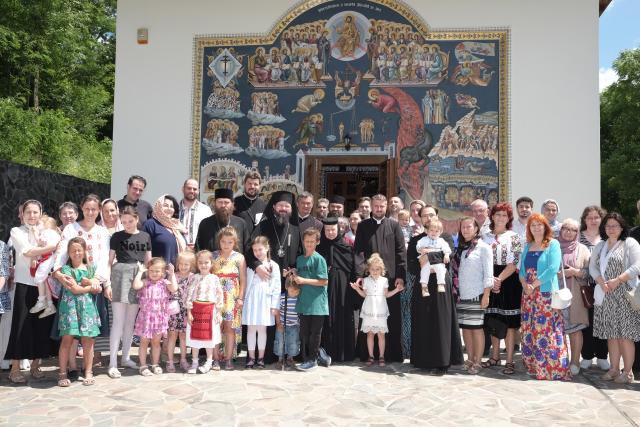 Tabăra de vară a tinerelor familii româneşti din țarile scandinave, lângă Mănăstirea Cormaia-Sângeoez Băi
