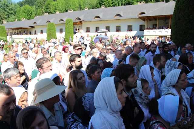 Sărbătoare la Putna: mii de pelerini l-au cinstit pe Binecredinciosul Voievod Ștefan cel Mare și Sfânt