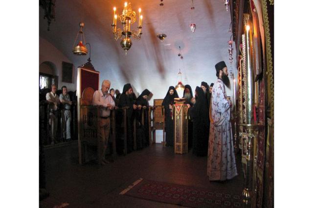 Slujbă în paraclisul închinat Sfintei Maria Magdalena la Mănăstirea Simonos Petras