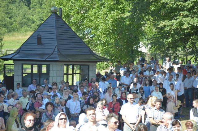 Schitul din „Poiana liniştii”, resfinţit de IPS Mitropolit Teofan