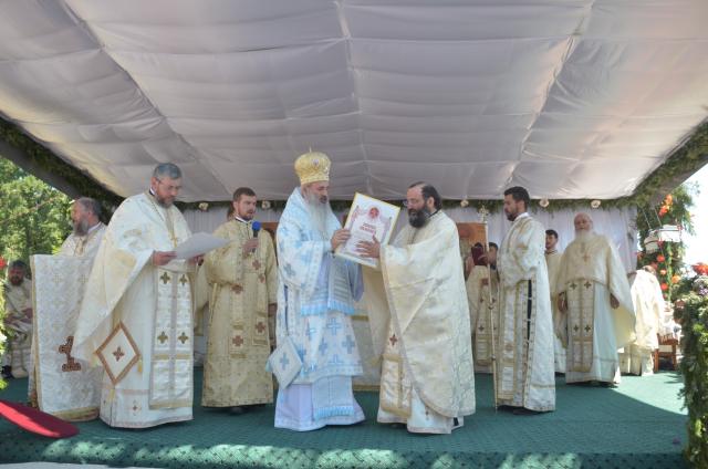 Schitul din „Poiana liniştii”, resfinţit de IPS Mitropolit Teofan