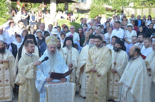 Schitul din „Poiana liniştii”, resfinţit de IPS Mitropolit Teofan
