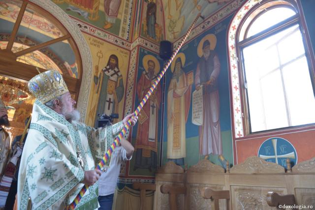 Biserica Schitului Icoana Veche, sfinţită de patru ierarhi