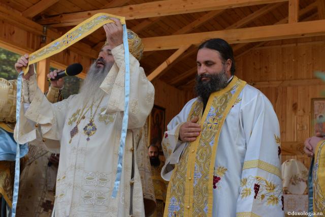 Biserica Schitului Icoana Veche, sfinţită de patru ierarhi