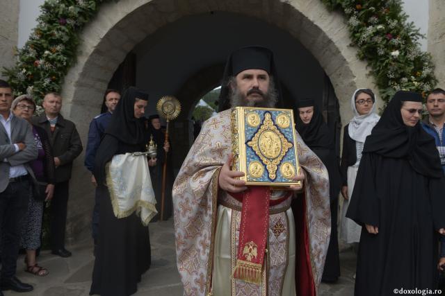IPS Părinte Teofan, la Mănăstirea Văratec: „Omul este destinat să fie loc în care se aşază Dumnezeu”