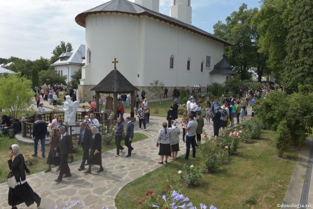 IPS Părinte Teofan, la Mănăstirea Văratec: „Omul este destinat să fie loc în care se aşază Dumnezeu”