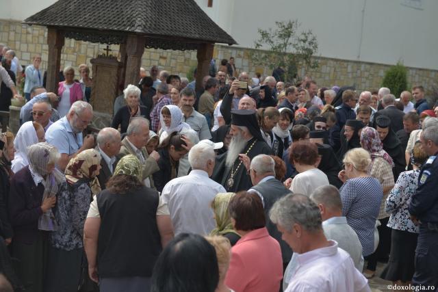 IPS Părinte Teofan, la Mănăstirea Văratec: „Omul este destinat să fie loc în care se aşază Dumnezeu”
