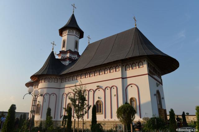 IPS Părinte Mitropolit Teofan, la Zosin: „Când vă este greu, luaţi icoana Brâncovenilor şi veţi vedea cât de mici sunt încercările şi necazurile noastre!”