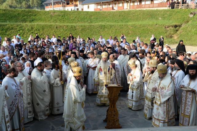 Șapte ierarhi la sfințirea bisericii mari de la Mănăstirea Sihăstria Putnei