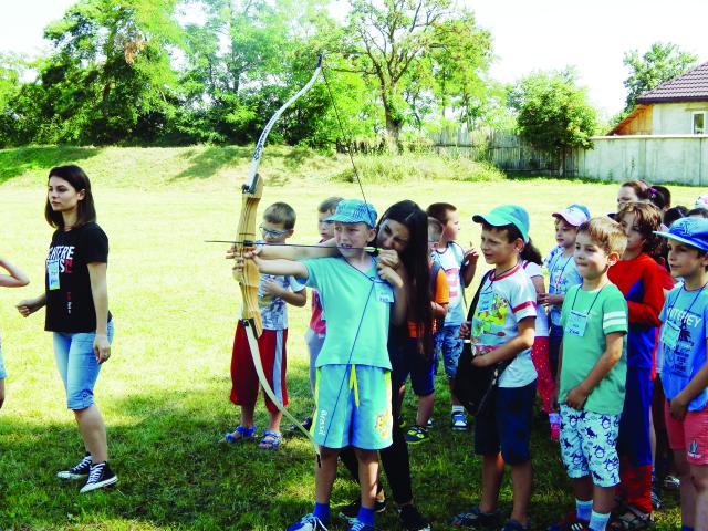 Tabăra din pridvorul satului Bodeşti