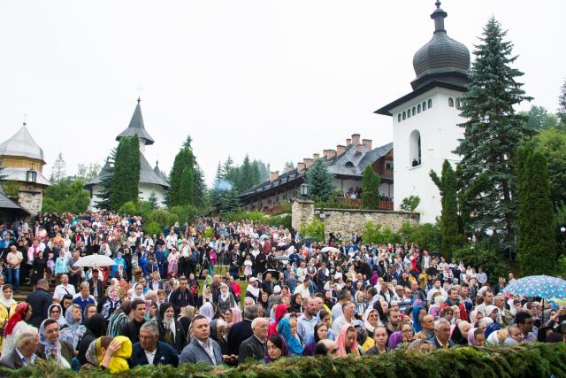 Tripticul sărbătorilor nemţene cinstit prin rugăciuni în Sihăstrie