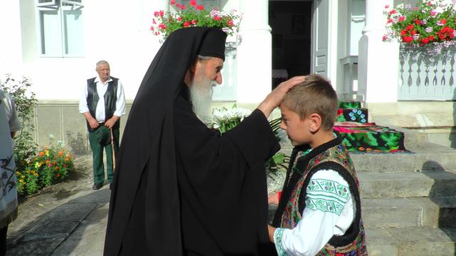 Sute de credincioşi s-au rugat împreună cu IPS Pimen la hramul Mănăstirii Slatina