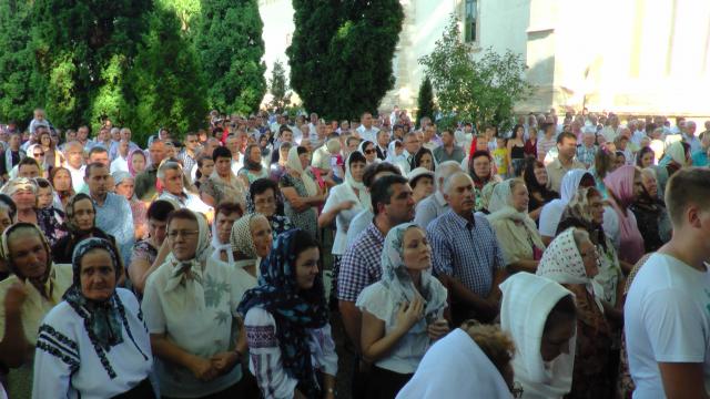 Sute de credincioşi s-au rugat împreună cu IPS Pimen la hramul Mănăstirii Slatina