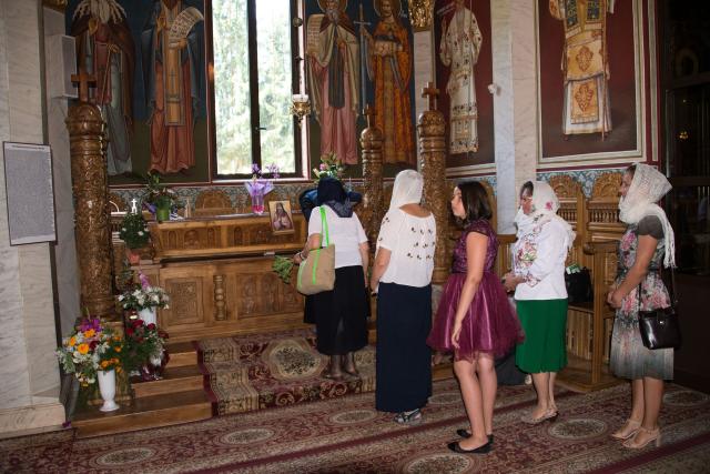 Ierarhi, preoți și credincioși, rugători către Sfântul Cuvios Ioan Iacob de la Neamț
