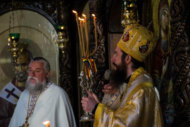 Prima Liturghie săvârşită „acasă“, la mănăstirea de metanie, ca vlădică