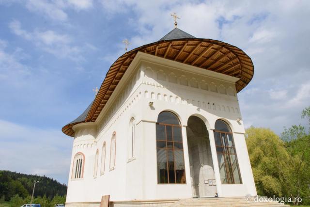 Biserica nouă a Mănăstirii Sihăstria Putnei va fi sfințită duminică, 27 august