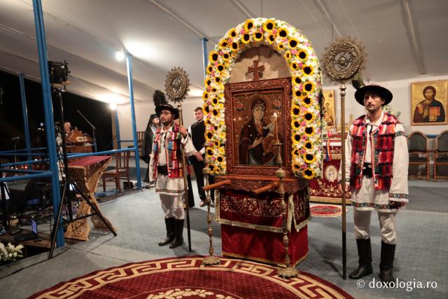 Procesiunea de scoatere a icoanei Maicii Domnului de la Nicula
