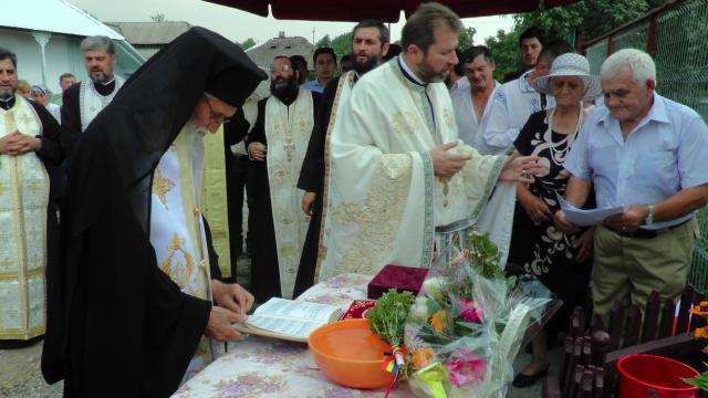 Sfinţire de troiţă în Bogdăneşti