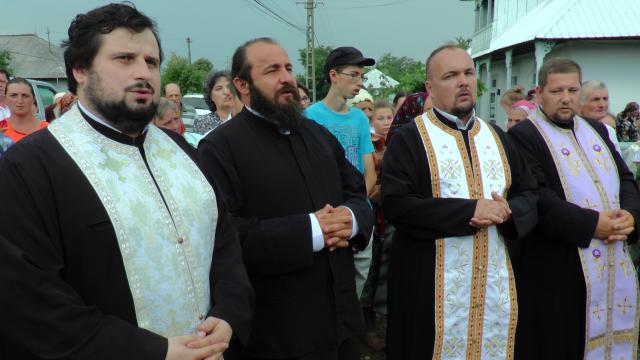 Sfinţire de troiţă în Bogdăneşti