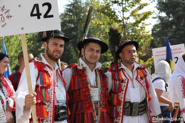 Tineri în port tradițional la Sfânta Liturghie #ITO2017 (galerie FOTO)