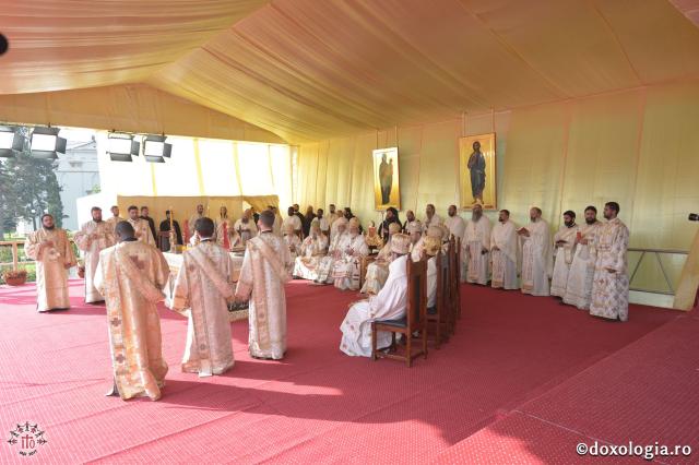 15 ierarhi și peste 6.000 de tineri, la slujba Sfintei Liturghii solemne din cadrul ITO 2017