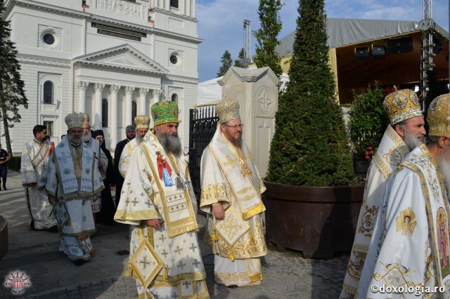 15 ierarhi și peste 6.000 de tineri, la slujba Sfintei Liturghii solemne din cadrul ITO 2017