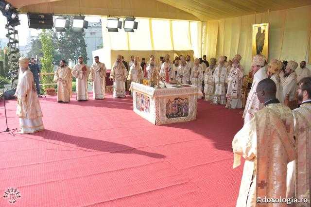 15 ierarhi și peste 6.000 de tineri, la slujba Sfintei Liturghii solemne din cadrul ITO 2017