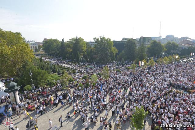 15 ierarhi și peste 6.000 de tineri, la slujba Sfintei Liturghii solemne din cadrul ITO 2017
